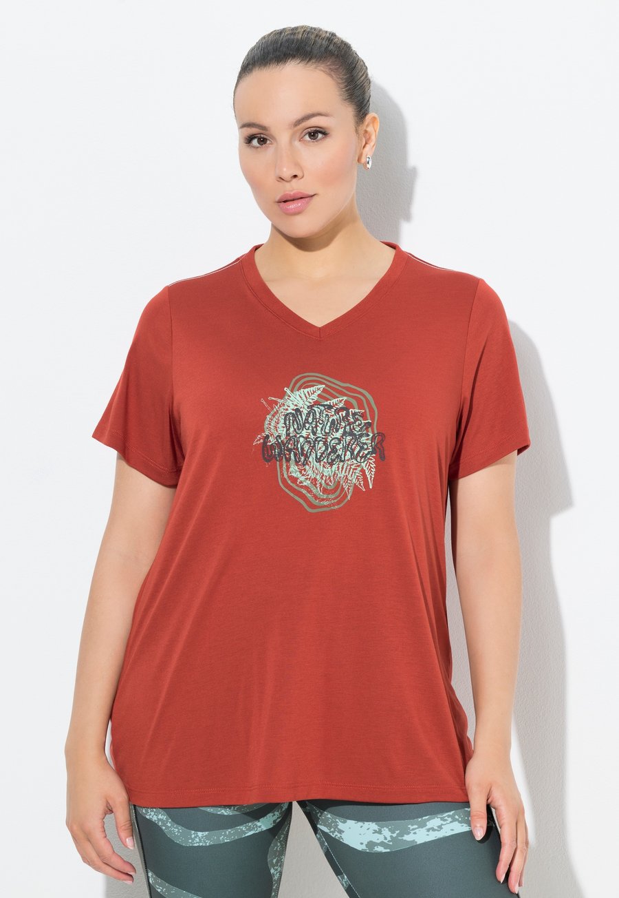 

Футболка Ulla Popken ANTIBACTERIAL GRAPHIC LETTERING SHORT SLEEVE, Brick Red/Red, Красный, Футболка Ulla Popken ANTIBACTERIAL GRAPHIC LETTERING SHORT SLEEVE, Brick Red/Red