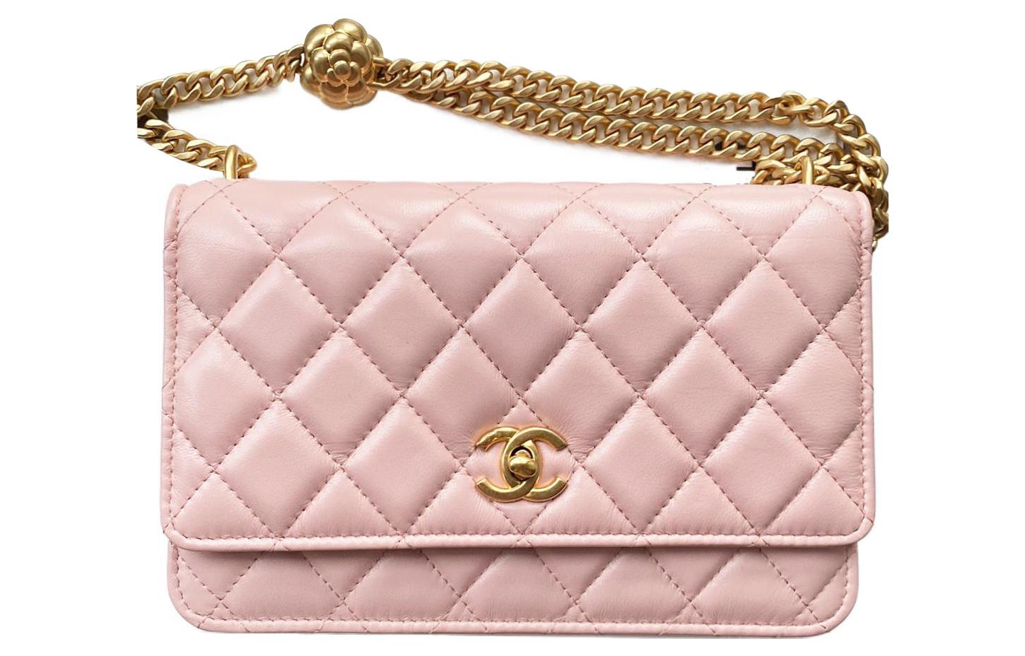 

CHANEL Классический клатч из ягненка с логотипом CF