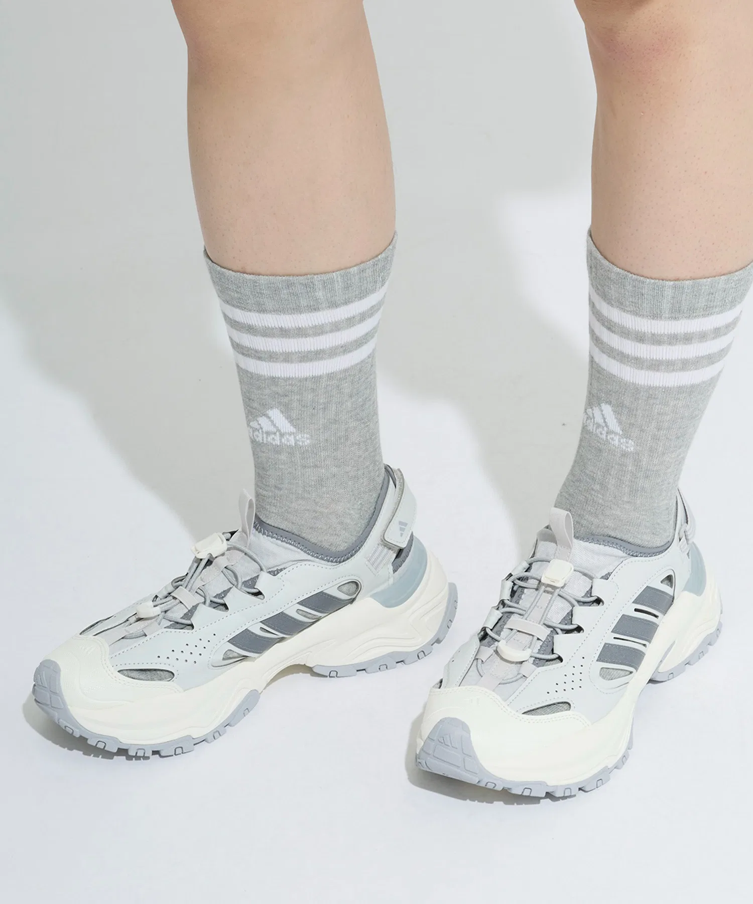 Унисекс сандалии-кроссовки adidas с защитой мыска бело-серые
