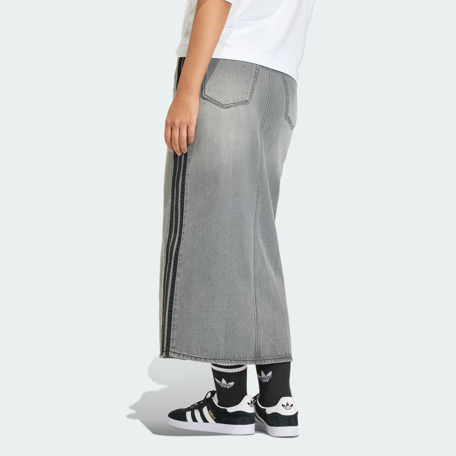 Женская джинсовая юбка-карандаш с 3 полосками серая от Adidas — фото 2