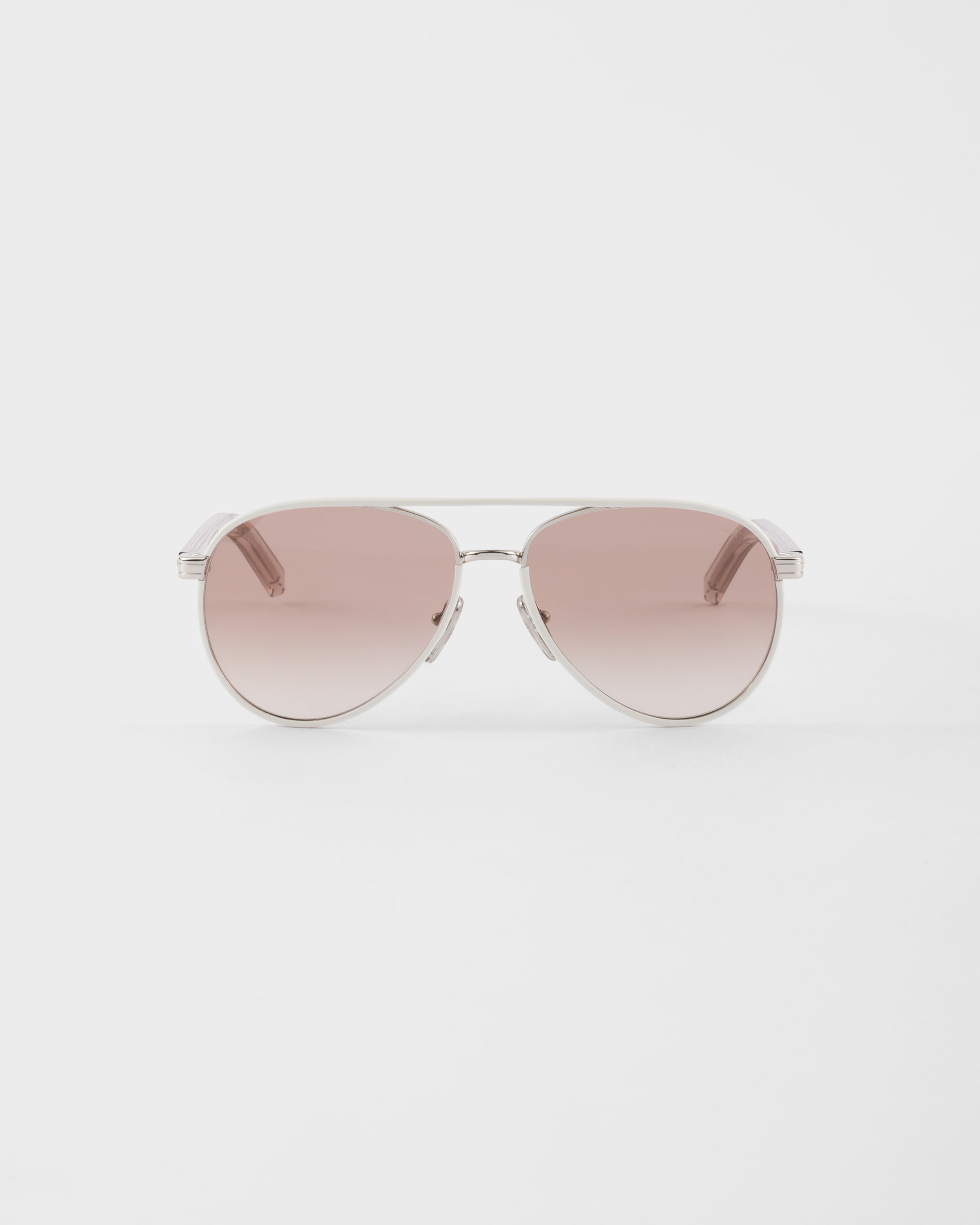 

Солнцезащитные очки Prada с культовой металлической табличкой. Prada, кофейно-коричневые линзы