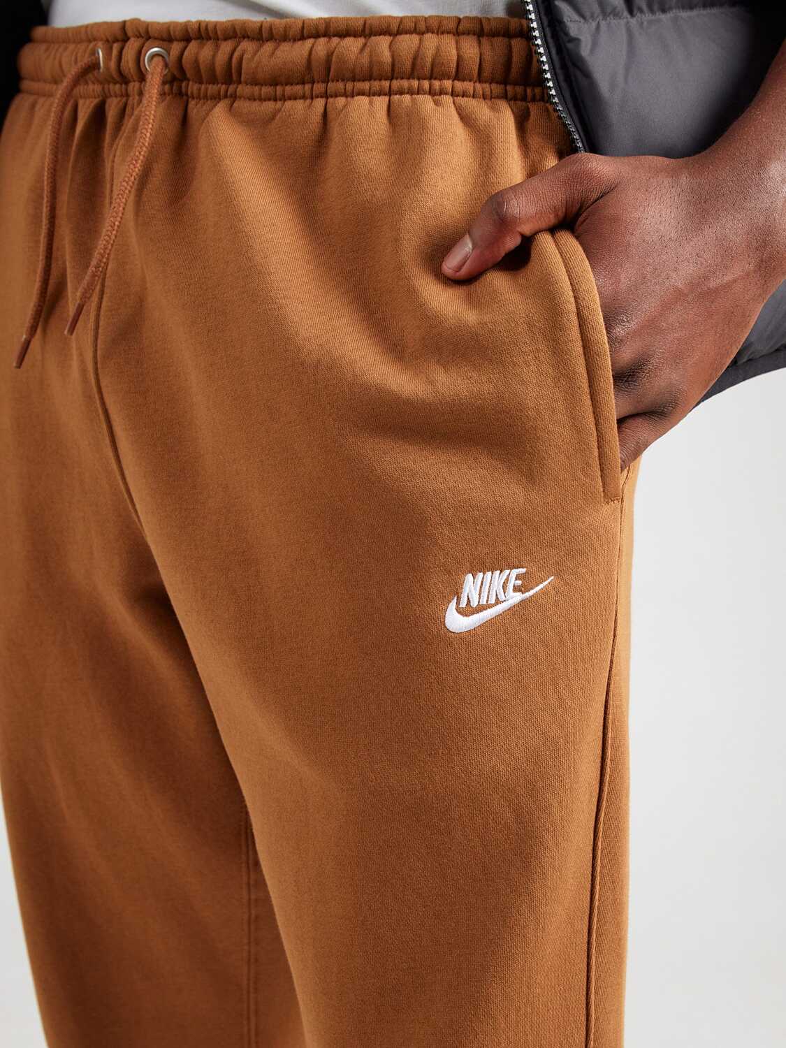 Nike Sportswear Брюки Tapered 'CLUB' в цвете Brown — фото 2
