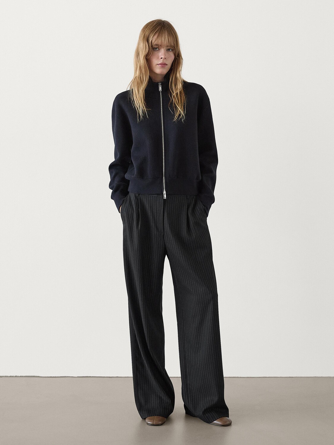 

Брюки в тонкую полоску с вытачками Massimo Dutti, черный