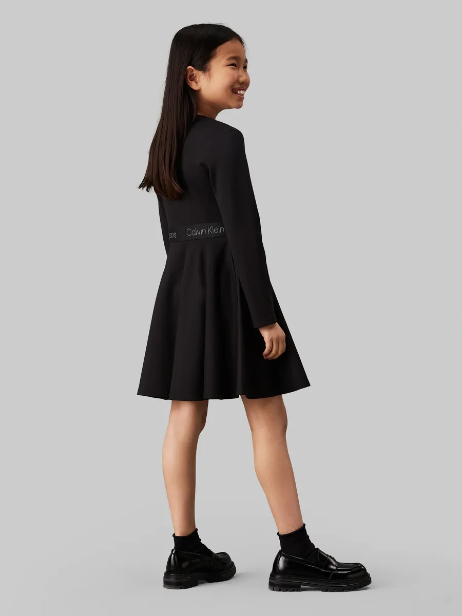 Платье миди Calvin Klein Jeans "Ls Logo Tape Punto Dress", для детей до 16 лет, с надписью-логотипом, черный — фото 2