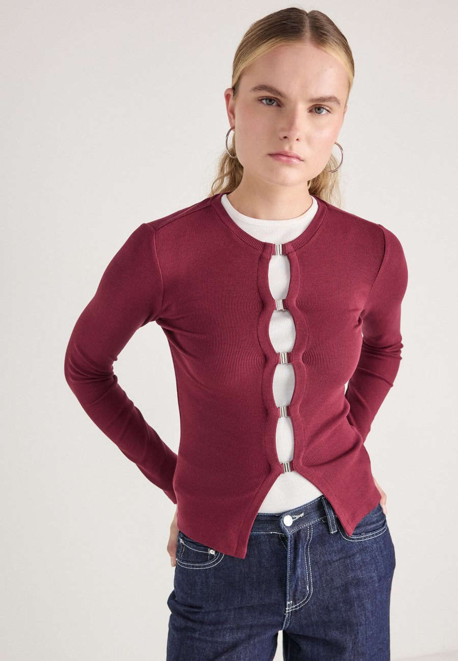 

Кардиган Gina Tricot RIB BUCKLE TOP, Tawny Port/Dark Red