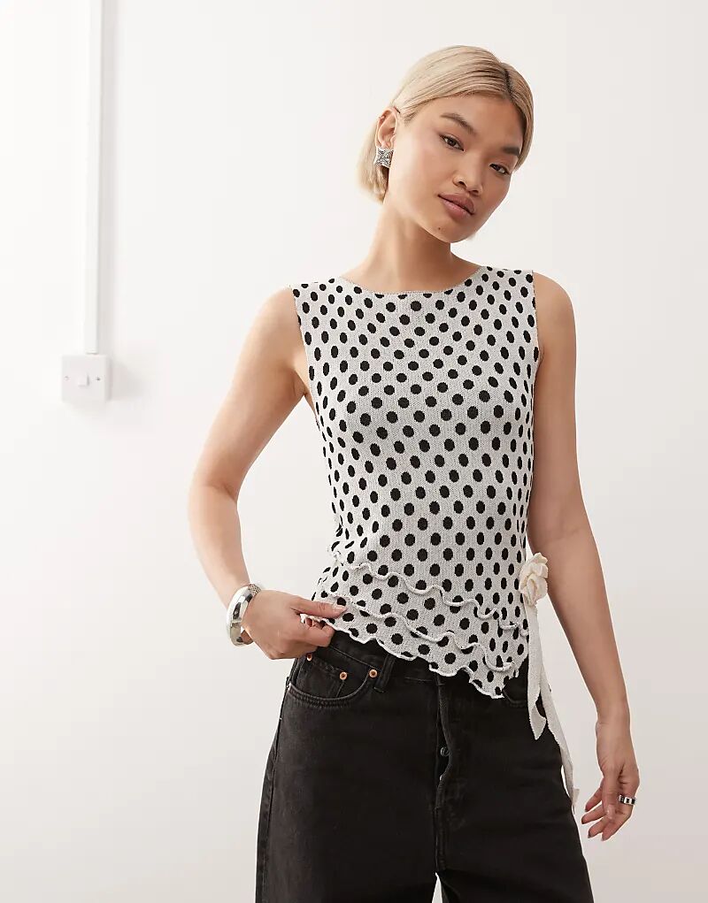 

COLLUSION трикотажный топ в горошек с оборкой и разрезом на горловине