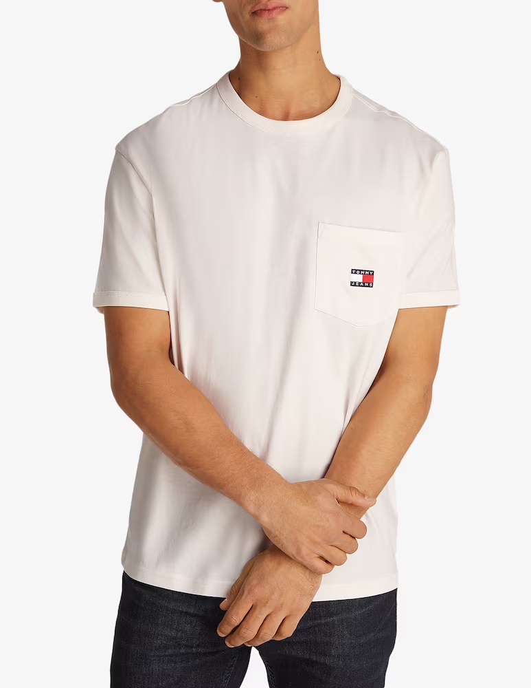 

Футболка стандартного кроя с карманом и значком Tommy Jeans, белый