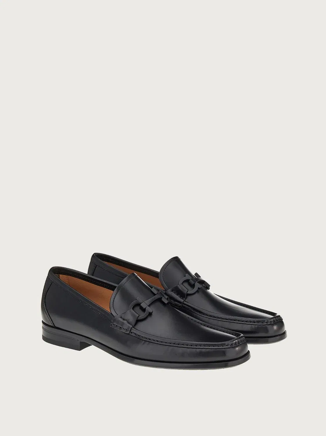 Salvatore Ferragamo Мужские кожаные лоферы черного цвета — фото 3