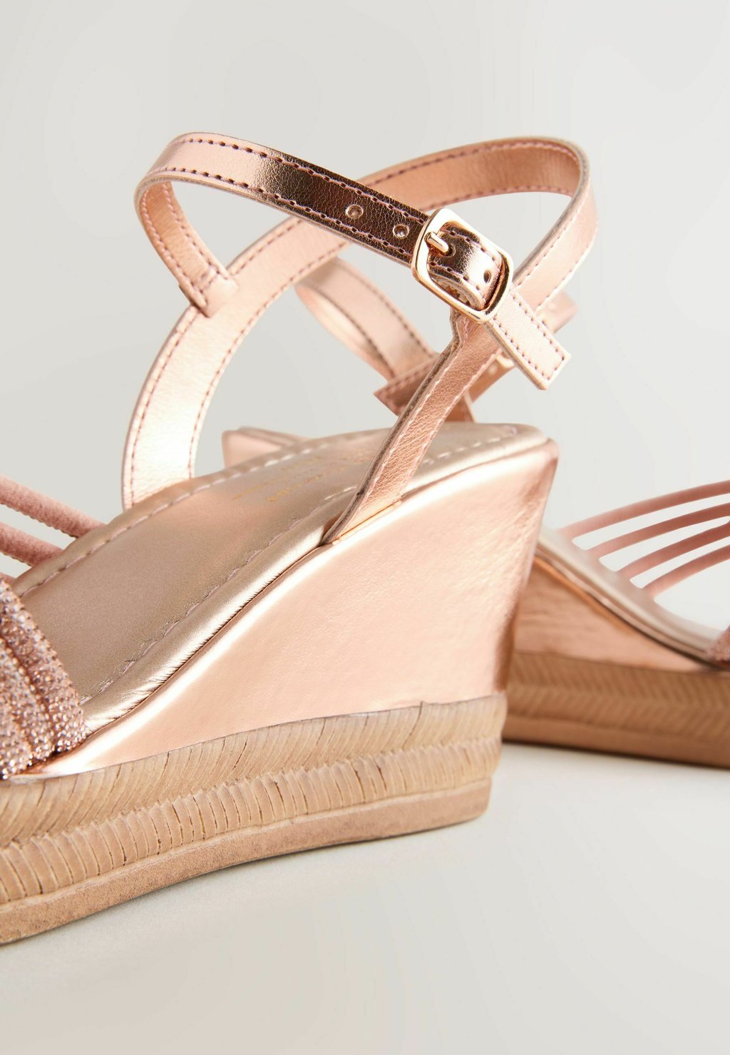Босоножки на танкетке REGULAR FIT FOREVER COMFORT ROUND TOE ASYMMETRICAL BLING - Platform sandals Next, золотой — фото 4