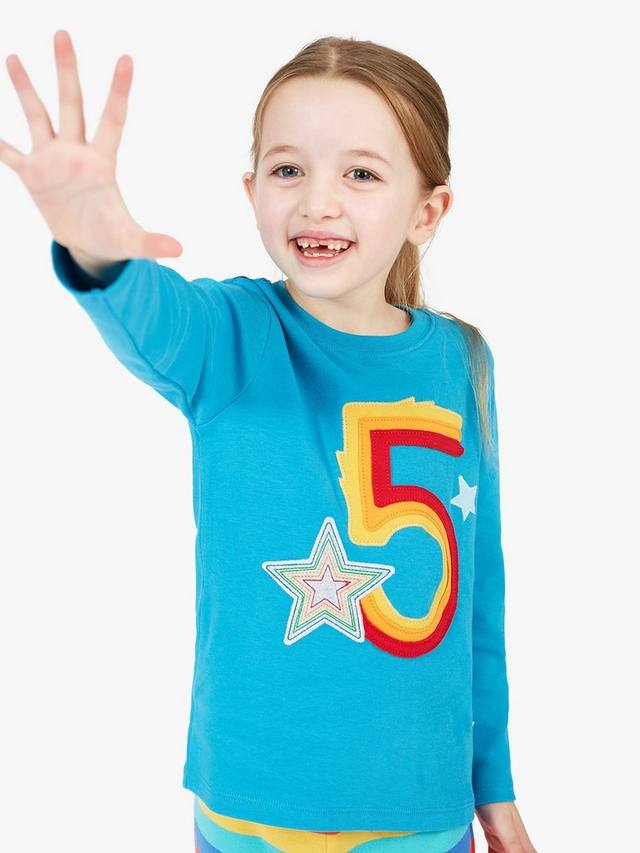 

Детская футболка Magic Number 5 из органического хлопка со звездой Frugi, Tobermory Teal/Multi