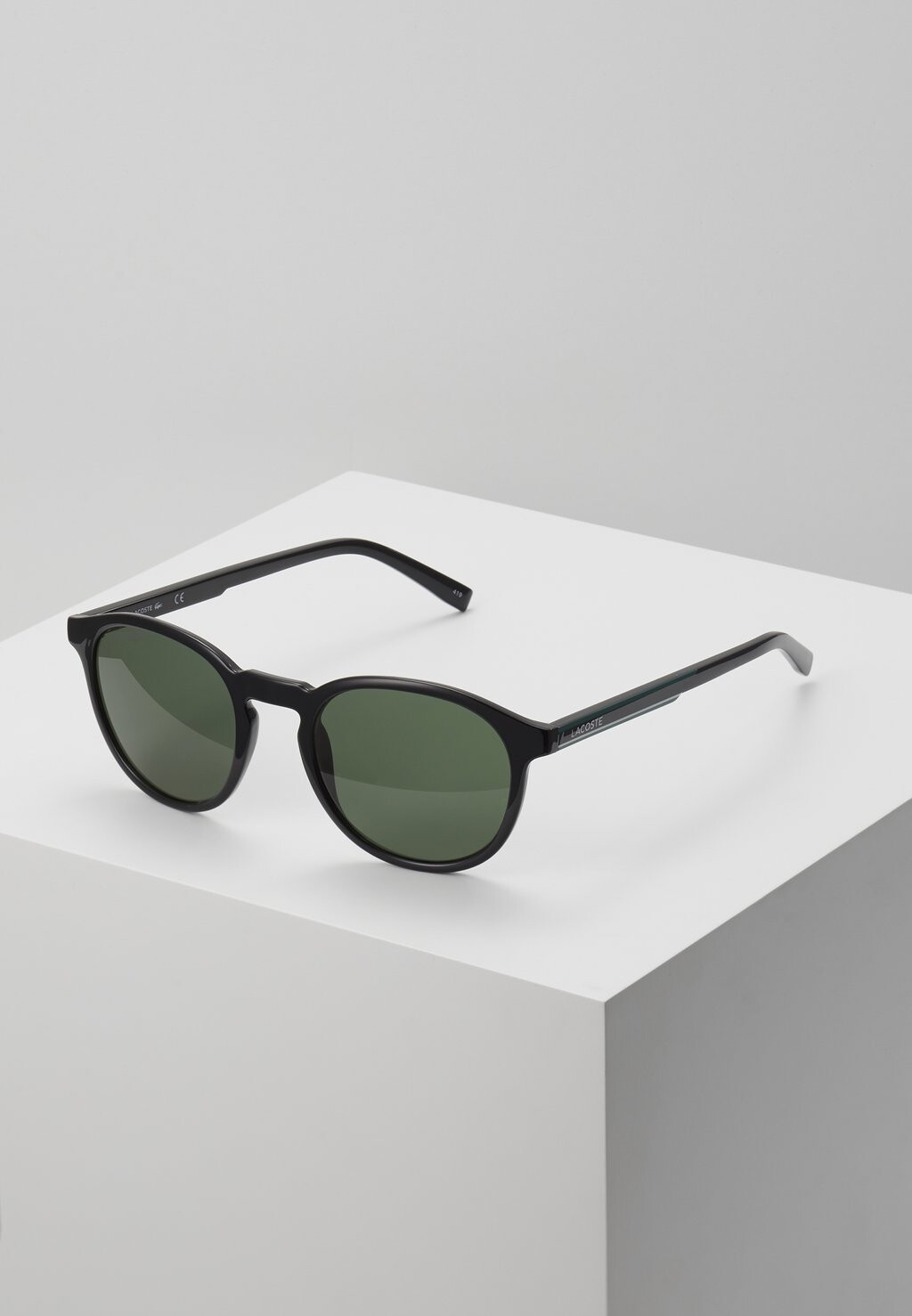 

Солнцезащитные очки Lacoste, черный