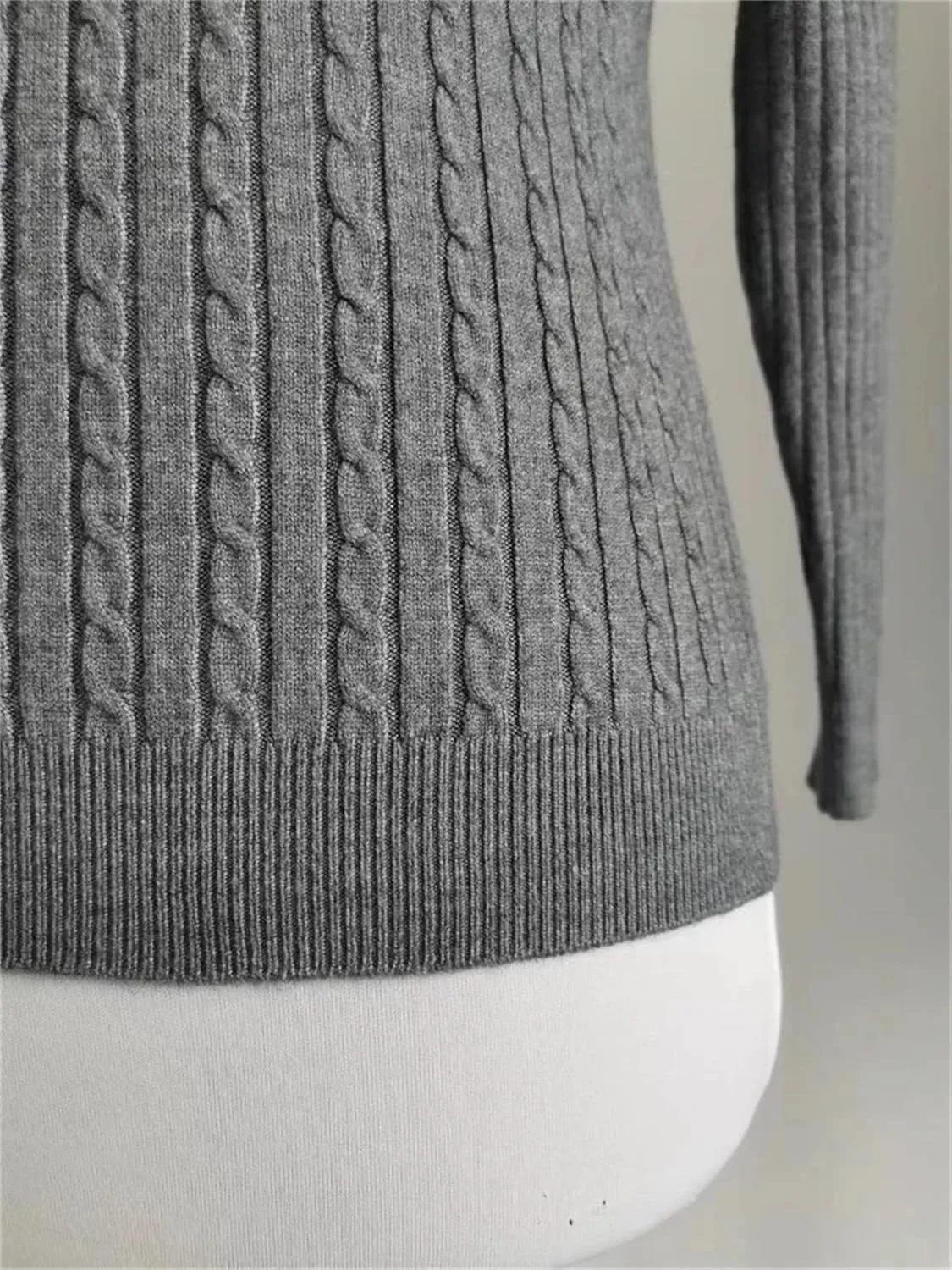 Мужской свитер Slim Fit с воротником-водолазкой, кабельной вязкой и длинными рукавами — фото 4
