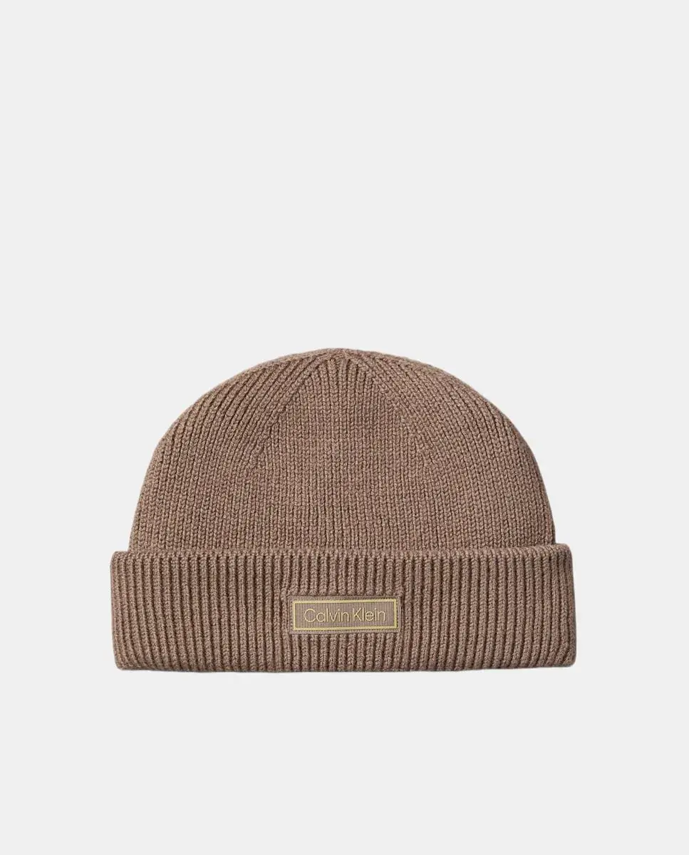 

Небольшая одноцветная шапка Calvin Klein