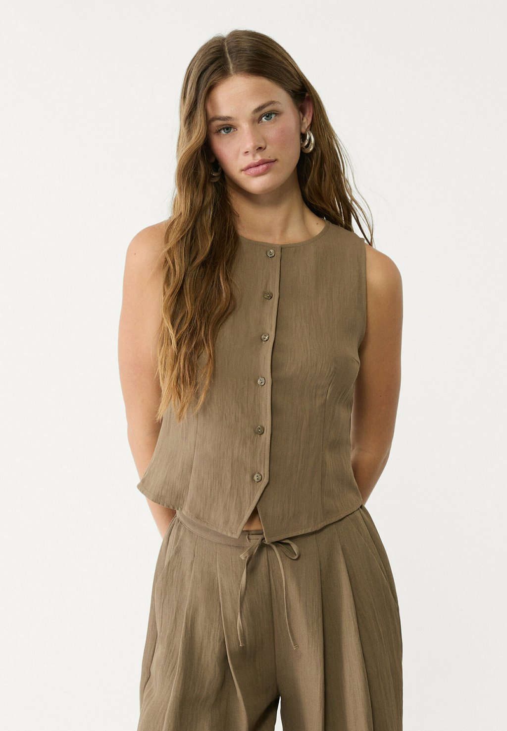 

Жилет TEXTURED WITH BUTTONS Stradivarius, коричневый