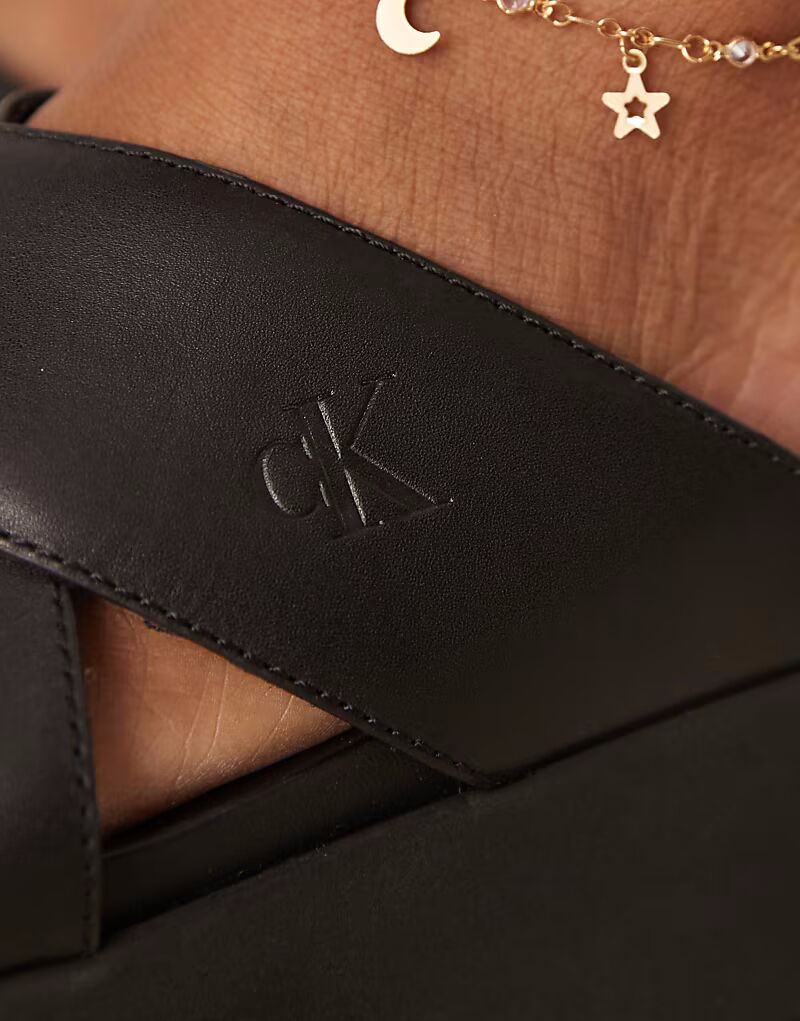 Сандалии Calvin Klein Jeans на плоской платформе с перекрестными ремешками черного цвета — фото 2