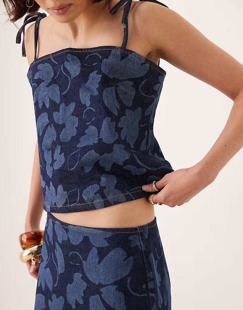 

Джинсовая мини-юбка цвета индиго с цветочным принтом Asos Design