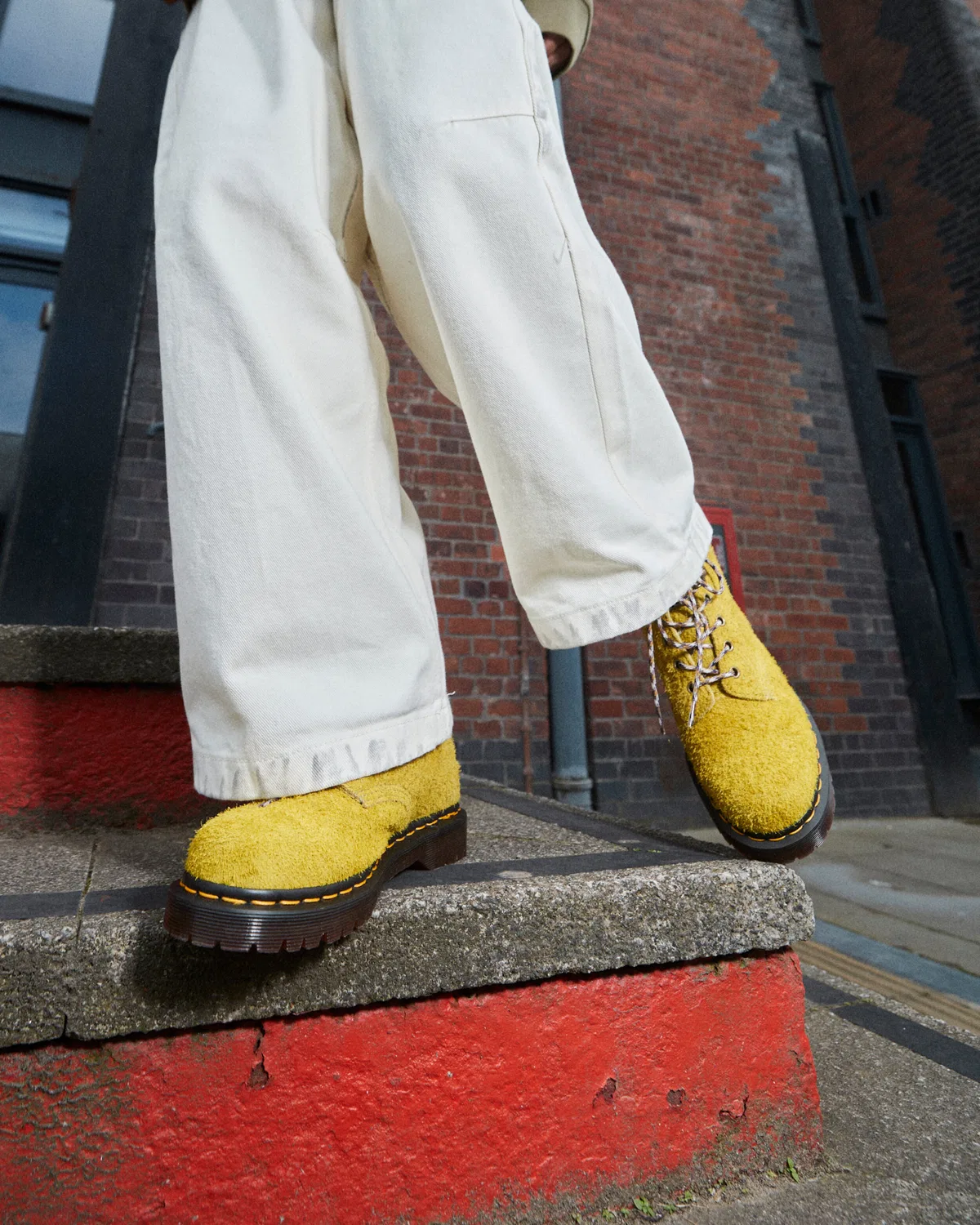Мужские жёлтые замшевые ботинки-воркеры Dr. Martens 939 — фото 2