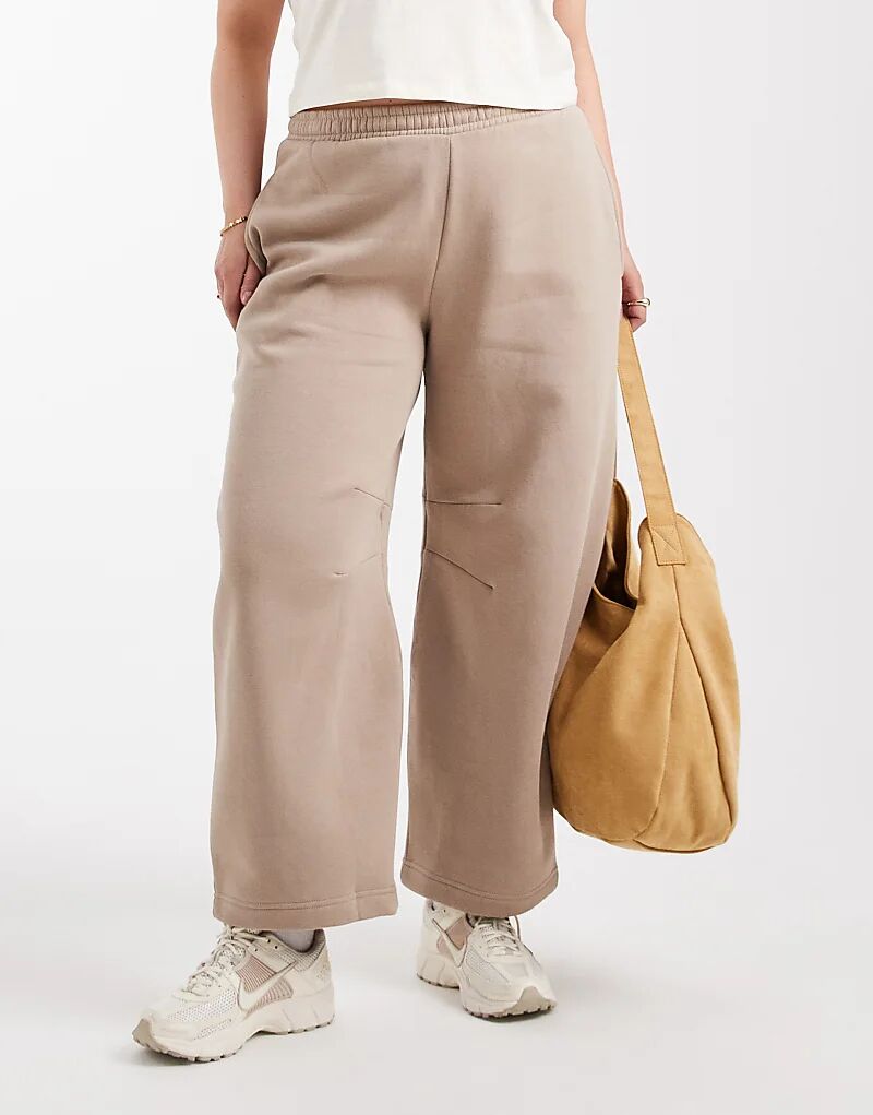 

Спортивные брюки-бочонки ASOS DESIGN Curve с защипом сзади в цвете мокко-тауп