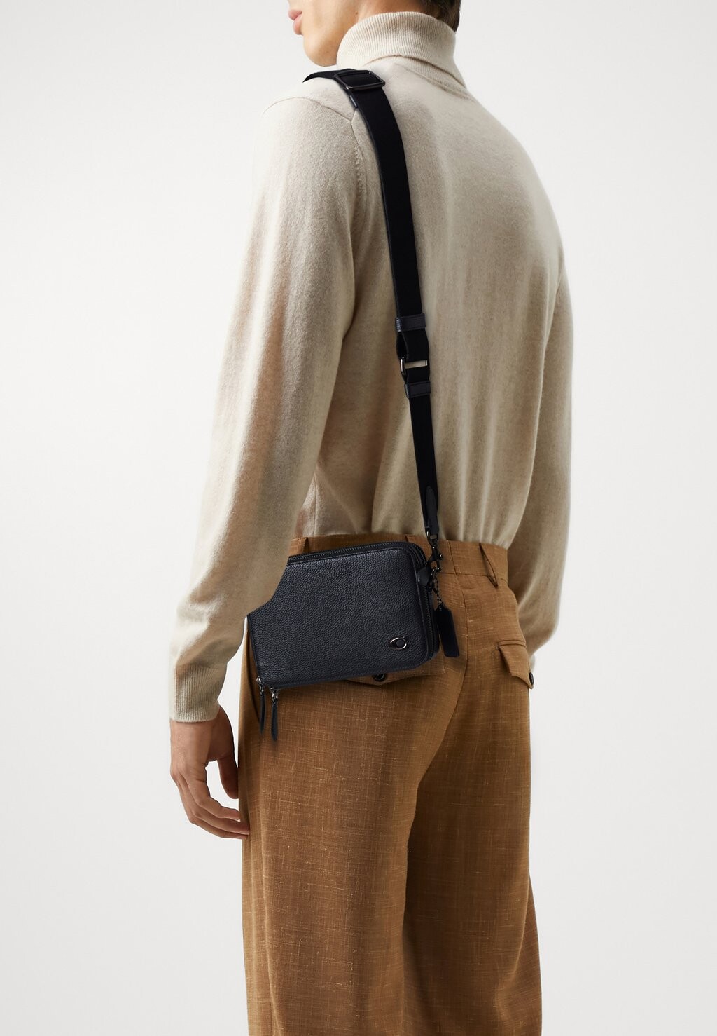 

Сумка через плечо CHARTER CROSSBODY IN PEBBLE Coach, цвет black