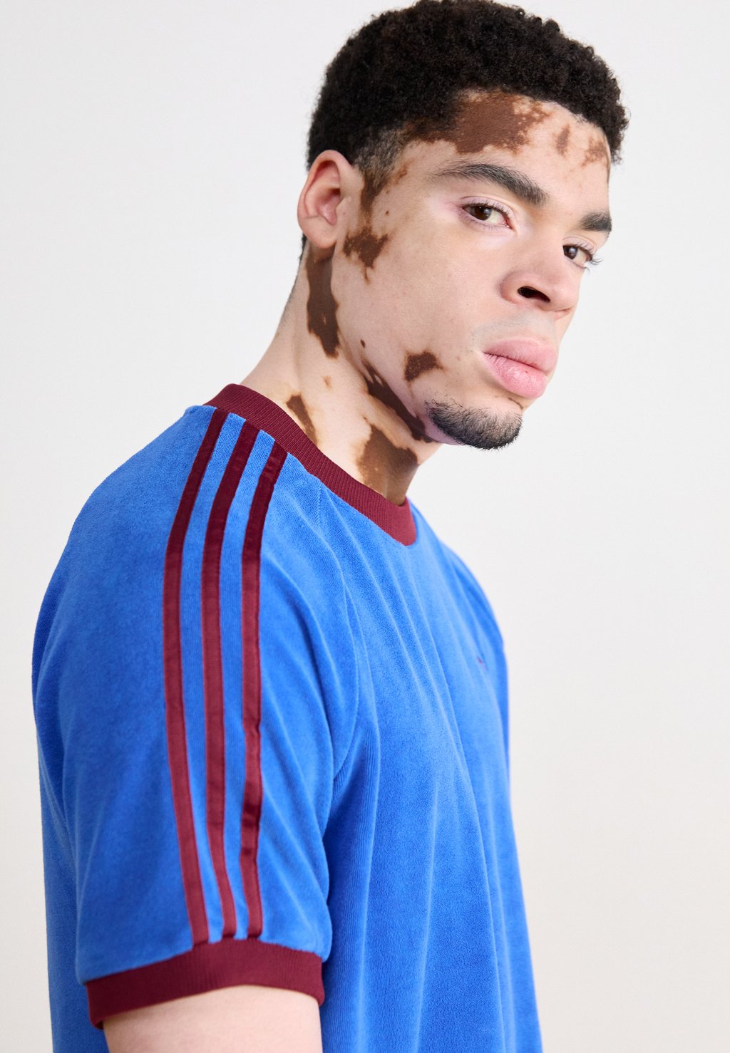 

Футболка с принтом CALI TEE adidas Originals, синий