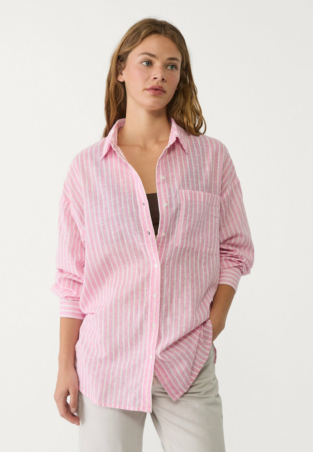 

Блузка на пуговицах BASIC FLOWING WITH POCKET Stradivarius, светло-розовый
