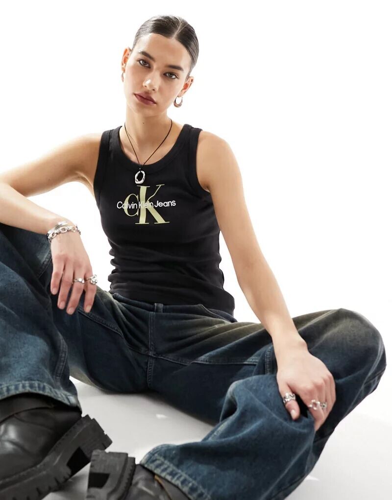 

Черная майка в рубчик с монологом Calvin Klein