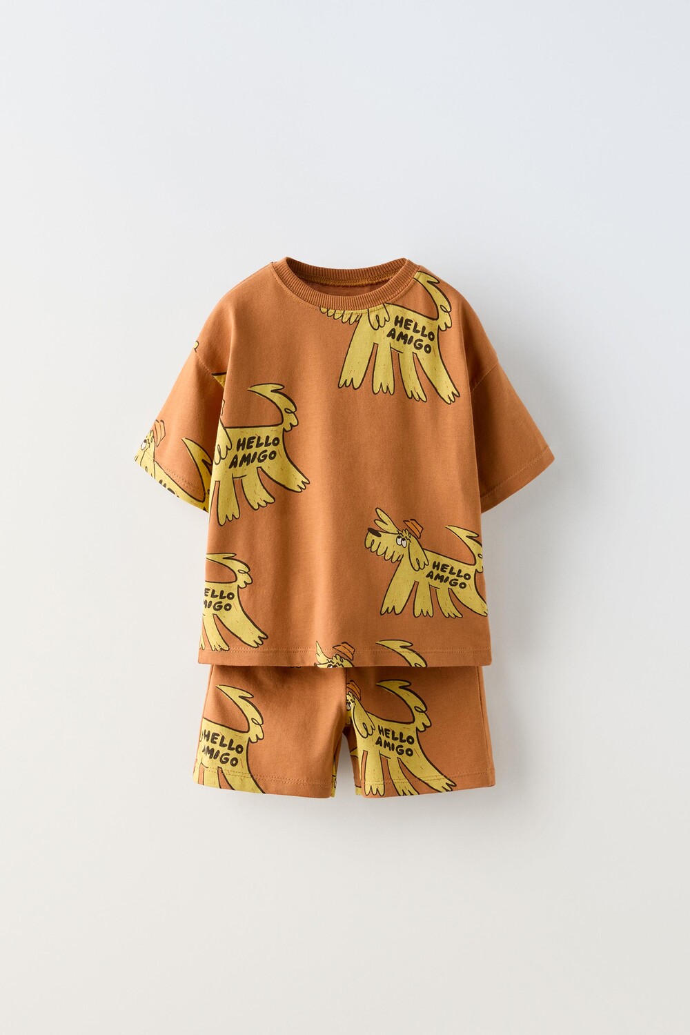 

Беговый комбинезон с принтом puppy, футболкой и шортами-бермудами ZARA, красновато-коричневый