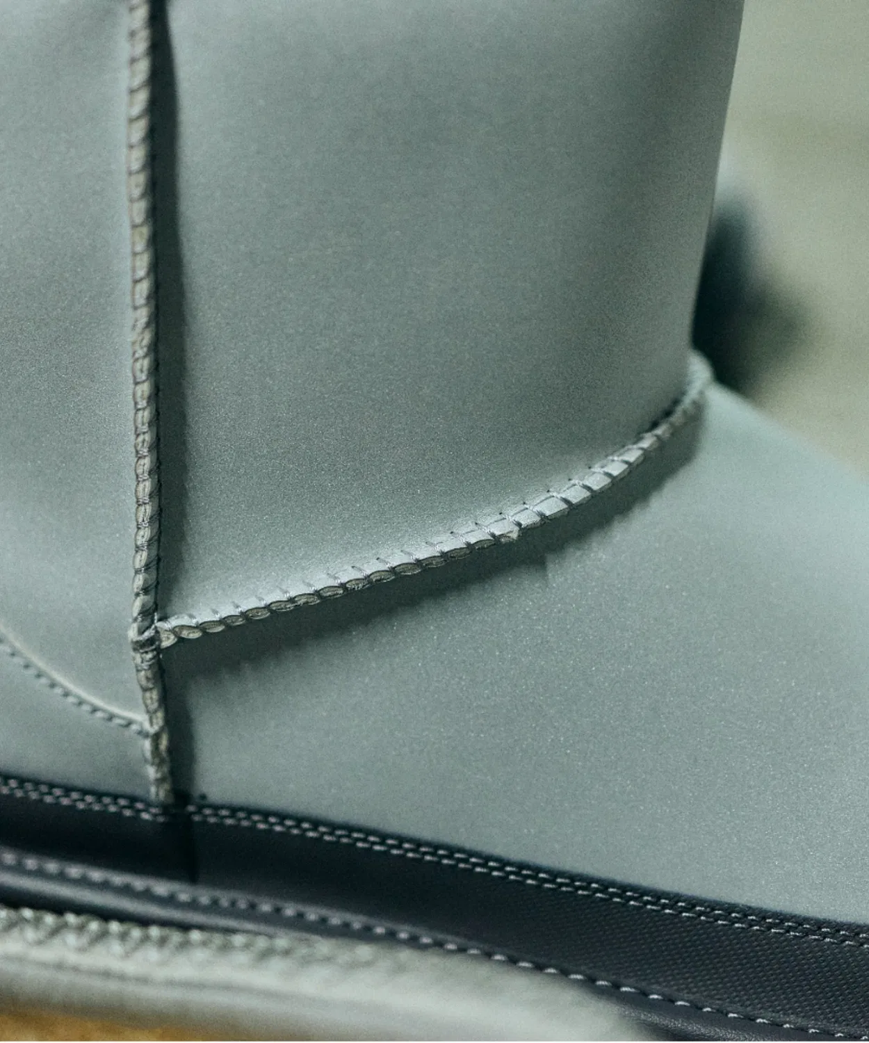 Ботинки классические с рефлектором UGG Classic Mini Reflective серебристые — фото 4