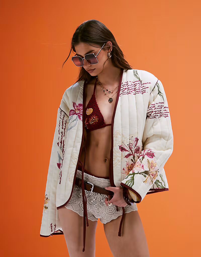 

Стеганая куртка ASOS DESIGN с завязкой спереди и цветочным принтом