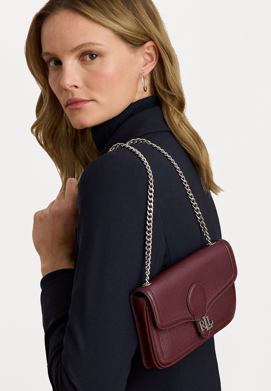 

Сумка кросс-боди Lauren Ralph Lauren PEBBLED LEATHER BRADLEY CROSSBODY WALLET, Dark Garnet/Bordeaux