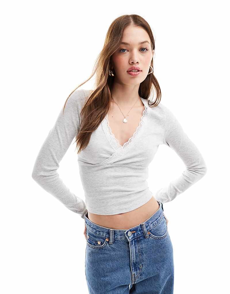 

Miss Selfridge – серый меланжевый топ с запахом, длинными рукавами и кружевом