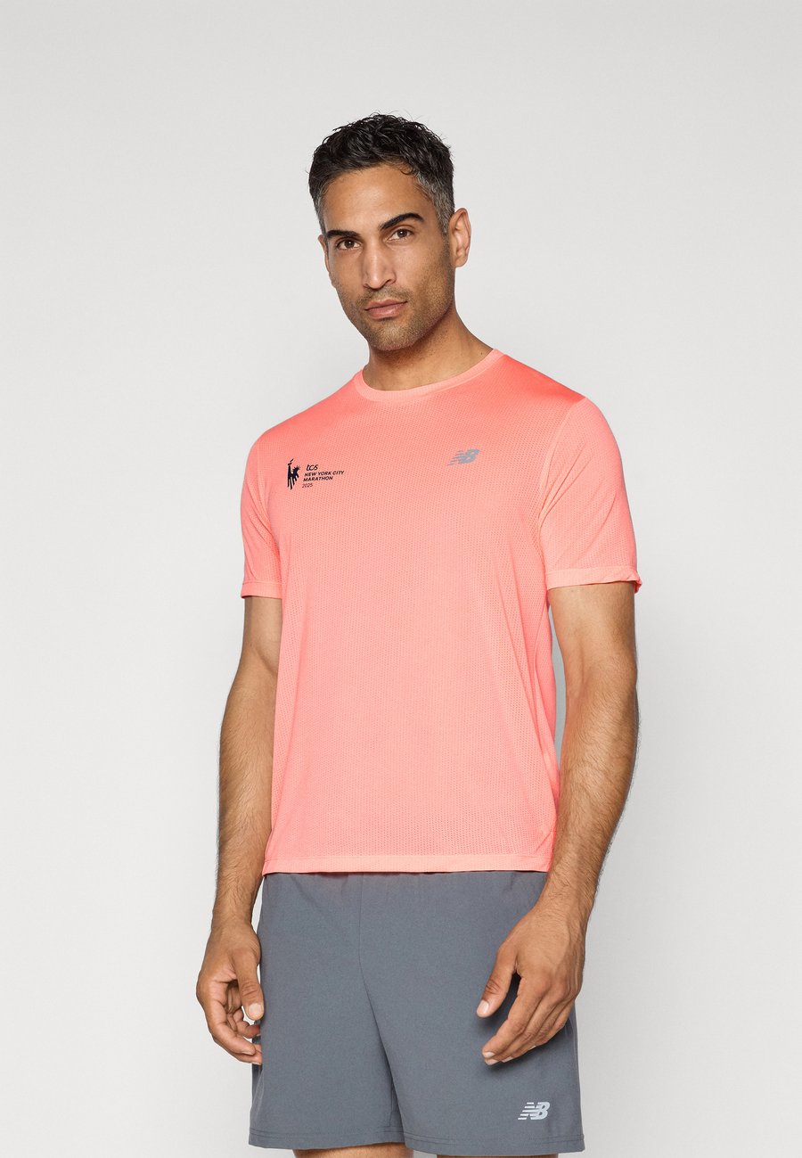 

Спортивная футболка New Balance NYC MARATHON ATHLETICS, Grapefruit /Light Pink