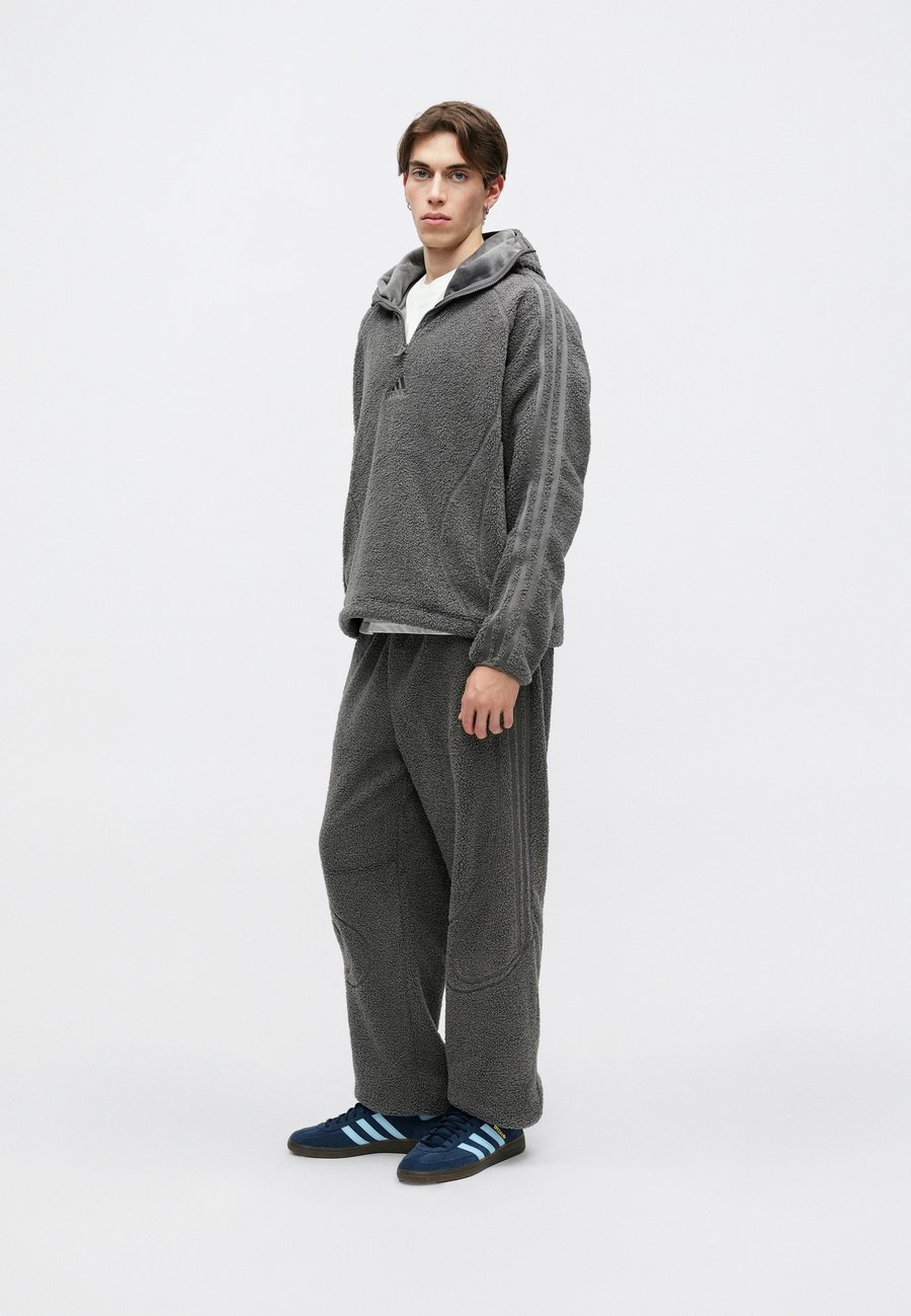 Джемпер Adidas Originals Fleece jumper, Grey Strata/Dark Grey — фото 3