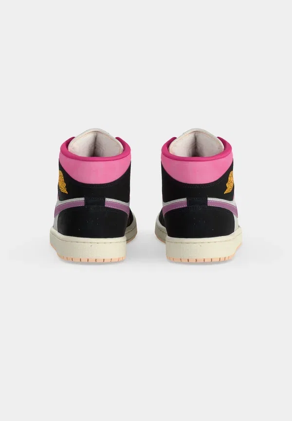 Кроссовки высокие Jordan Air 1 Mid SE, черный/университетский золотой/парус/розовый/ледяной кармин/малиновый оттенок — фото 4