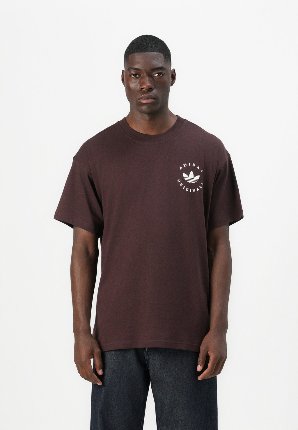 

Футболка с принтом CURVED TEE UNISEX Adidas Originals, коричневый