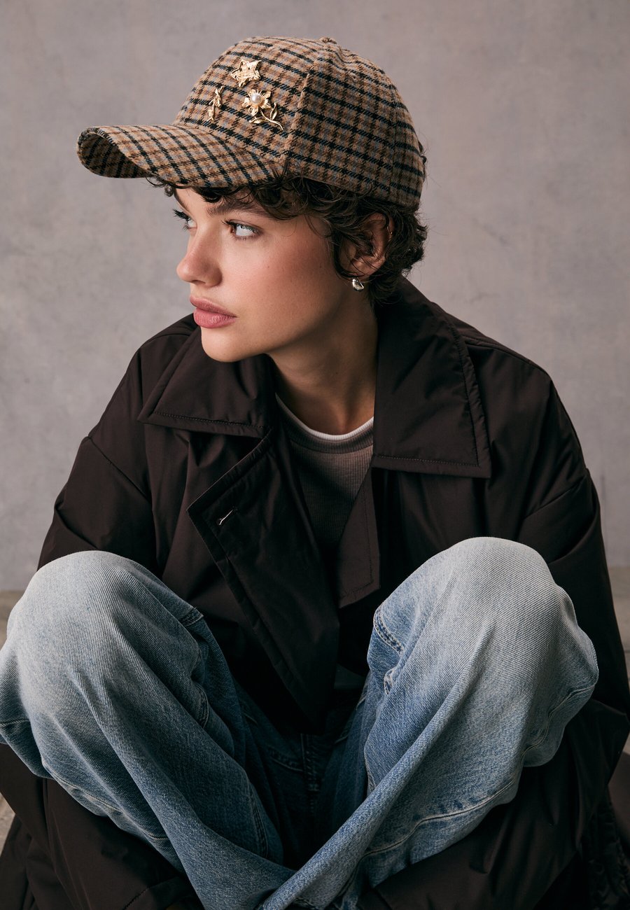 

Бейсболка Stradivarius CHECKED WITH BROOCHES, Dark Brown