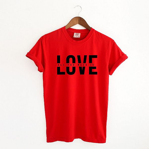 

Футболка Love is all you need split garment dyed Simply Sage Market, Red