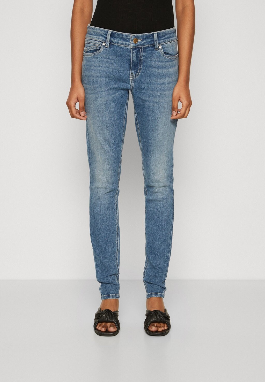 

Джинсы Slim Fit VMSYLVIA Vero Moda Petite, цвет medium blue denim