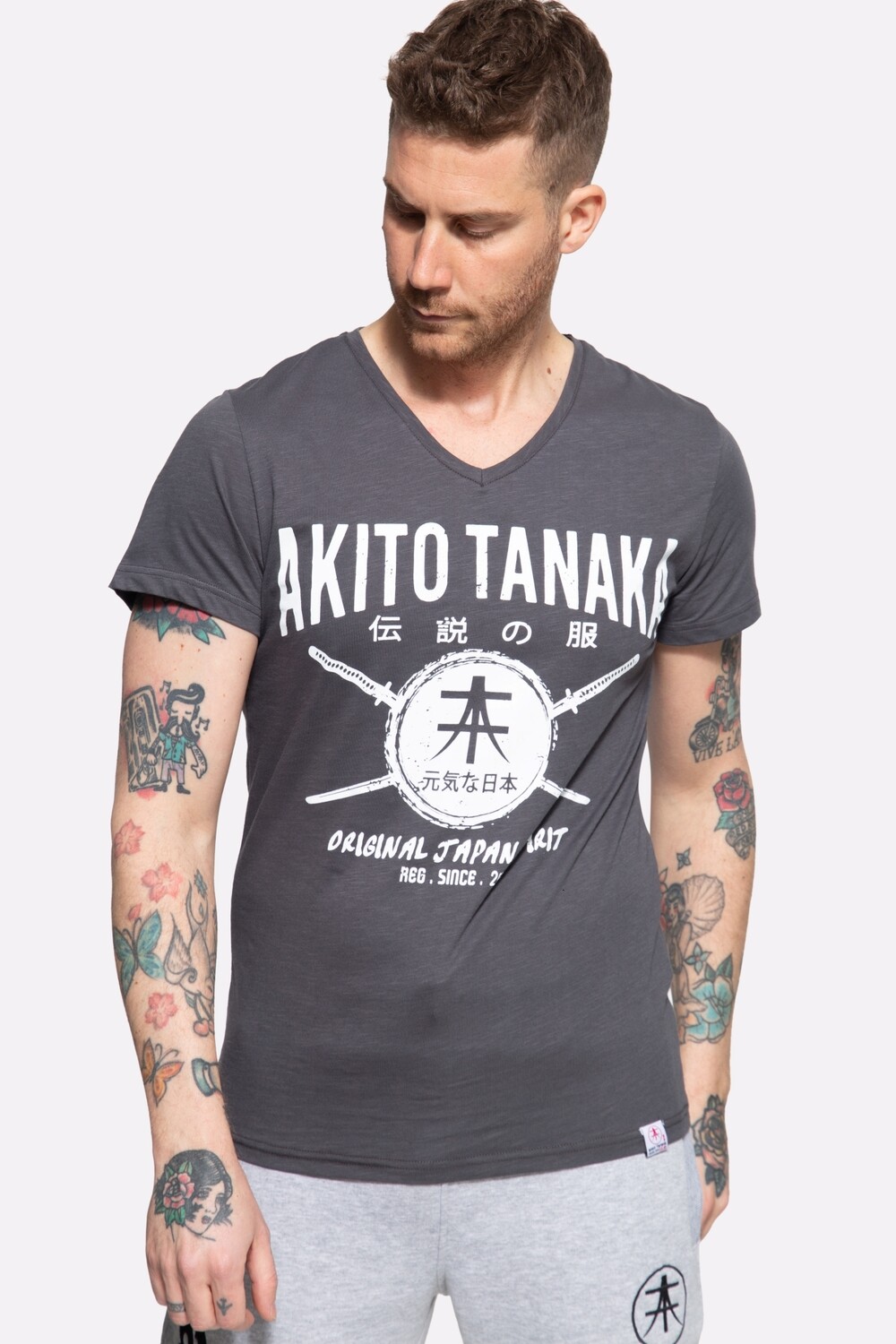 

Футболка Akito Tanaka mit Frontprint Sword Area, антрацит