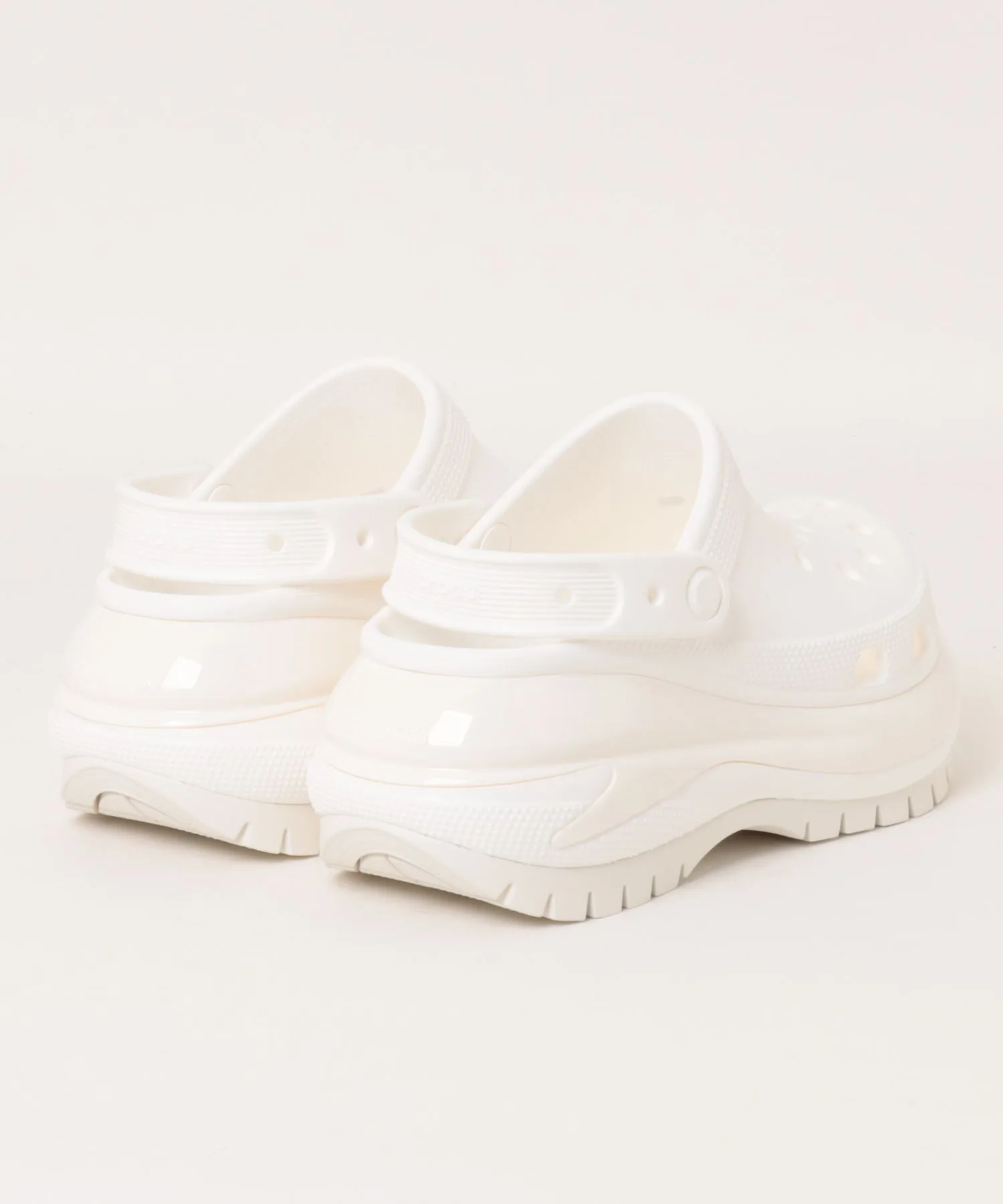 Унисекс сандалии на платформе Crocs Mega Crush Clog бежевые — фото 2