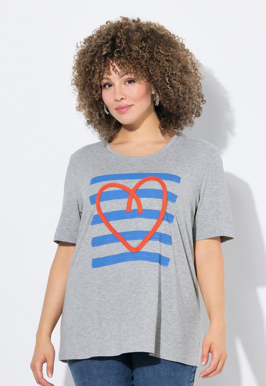 

Футболка Ulla Popken CORD HEART SHORT SLEEVE GRAPHIC, Pale Mottled Grey/Mottled Light Grey, Серый, Футболка Ulla Popken CORD HEART SHORT SLEEVE GRAPHIC, Pale Mottled Grey/Mottled Light Grey