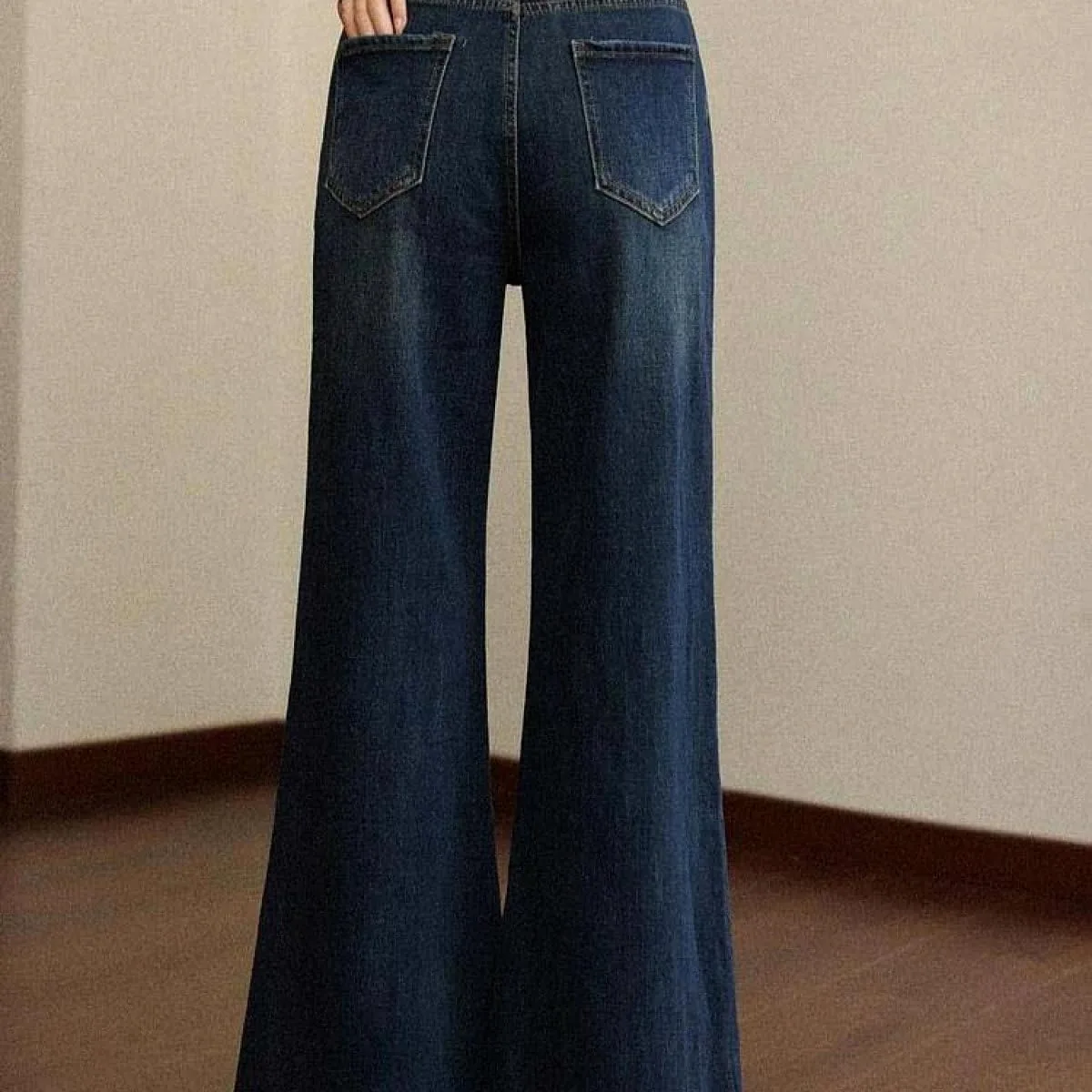 Женские расклешенные джинсы Wide Leg с прямым кроем и потертостями — фото 4
