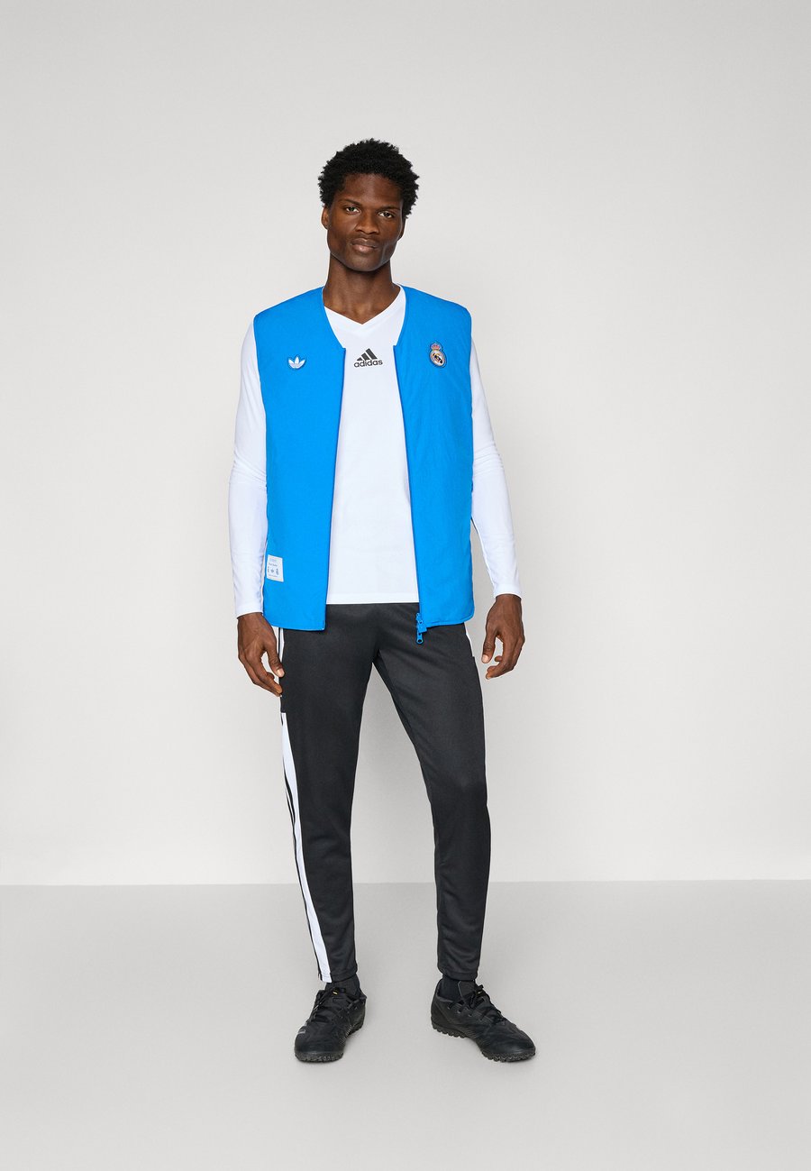 Куртка Adidas Originals REAL MADRID ICON VEST, Bluebird/White/Blue — фото 2