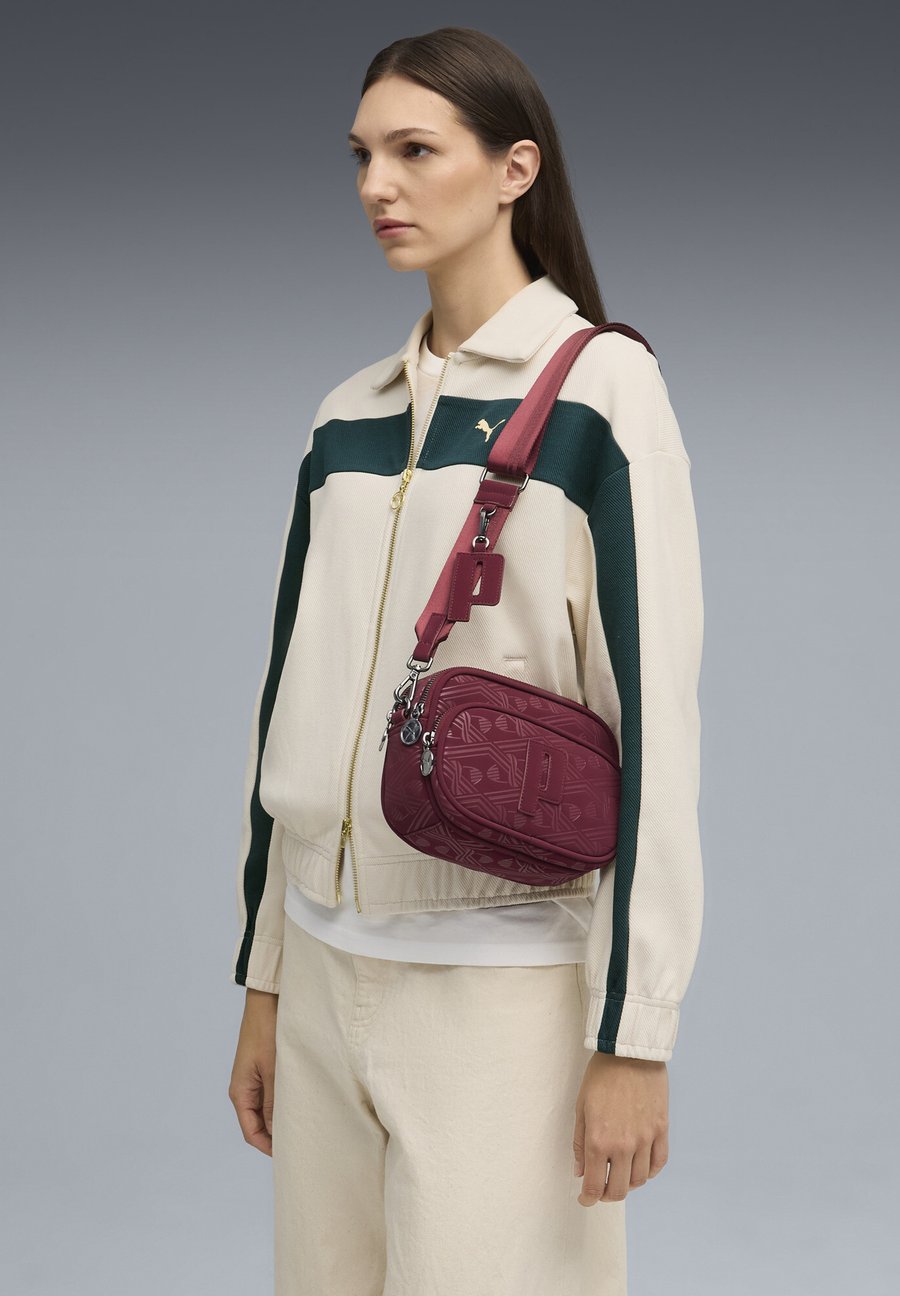 

Сумка кросс-боди Puma Cross body bag, Ruby Shimmer Graphic/Red