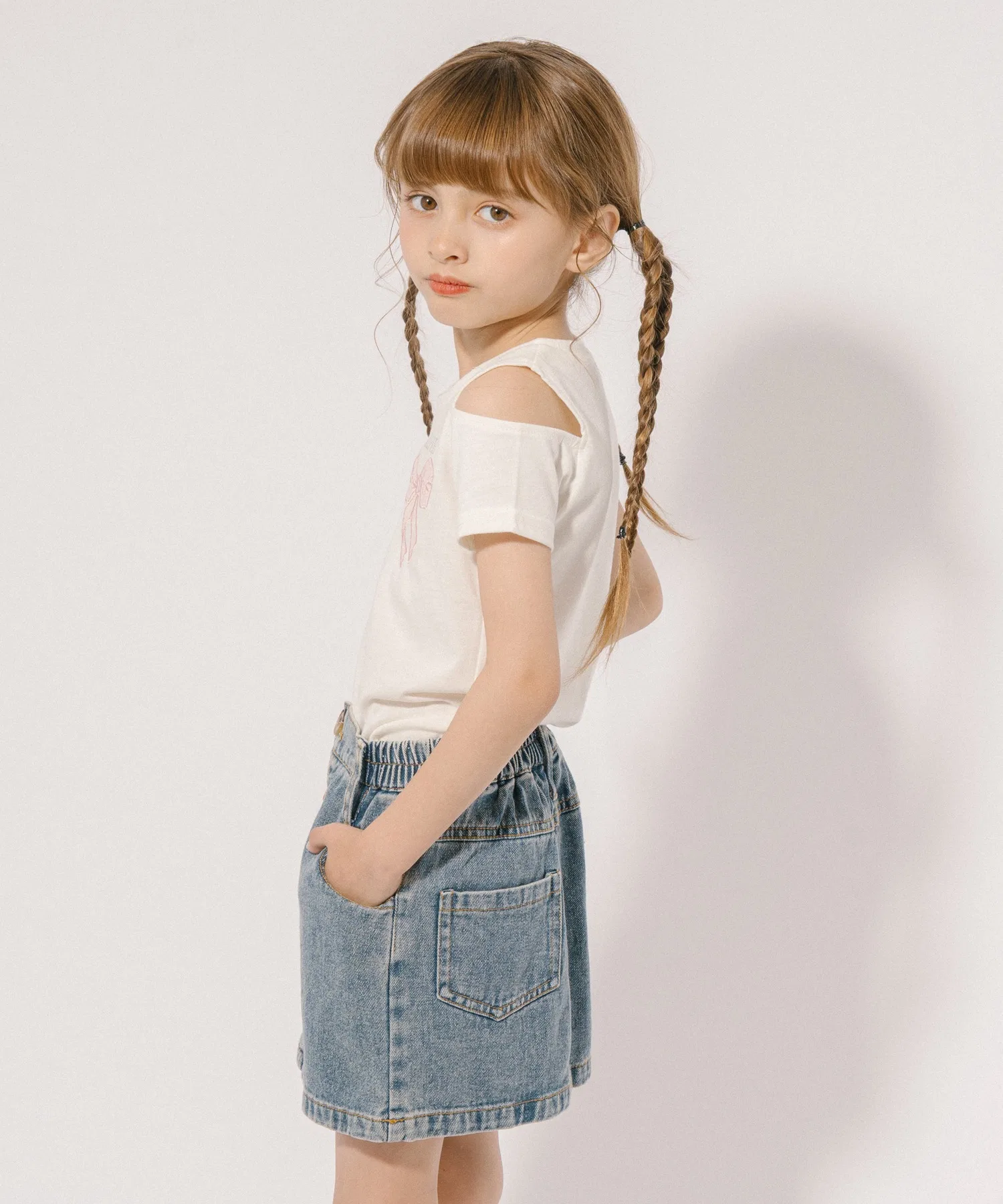 Детская футболка URBAN CHERRY CHIPIE с вырезом и бантом — фото 4