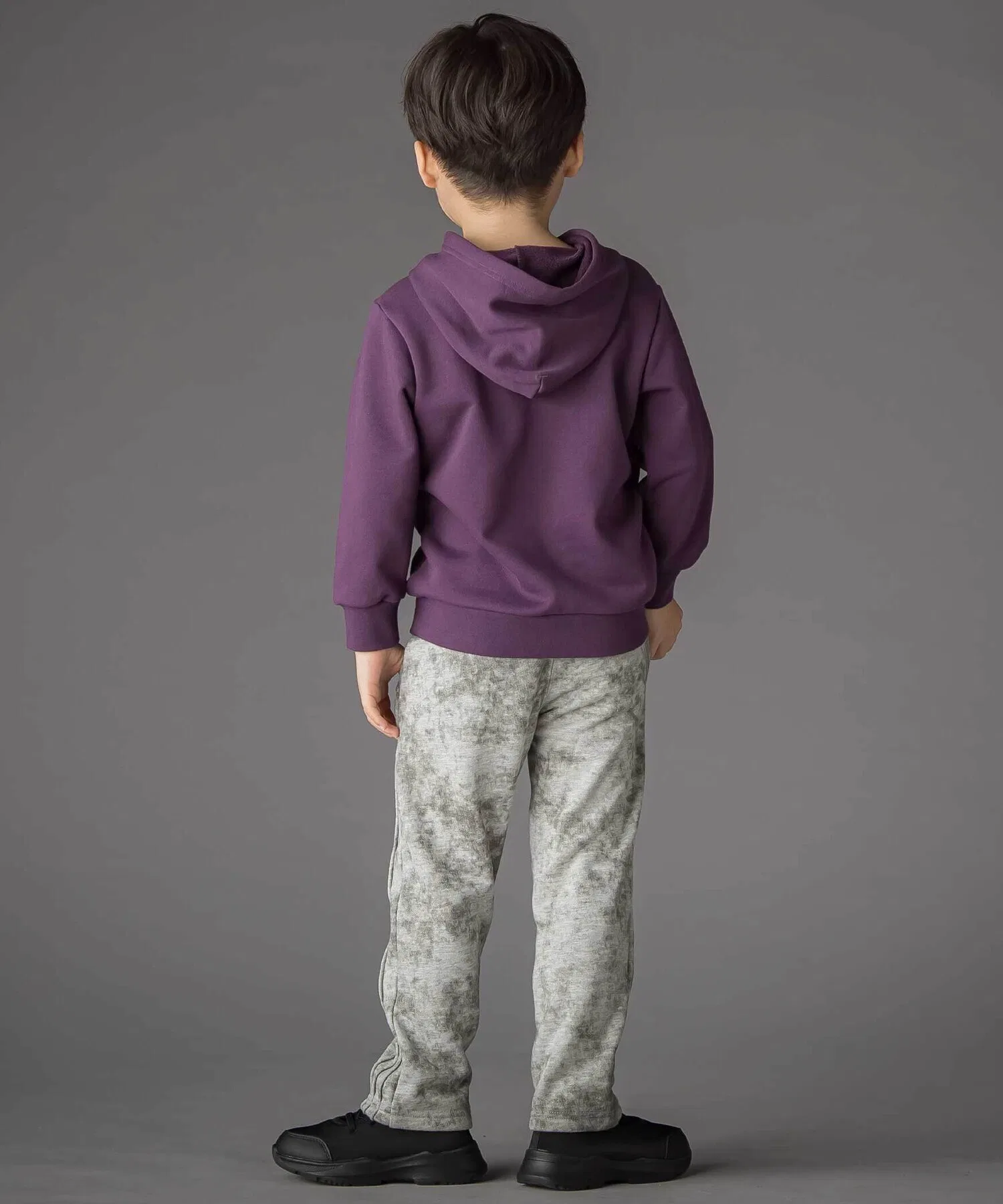 Брюки для мальчиков BeBe Petits Pois Vert с тай-дай принтом серые — фото 4