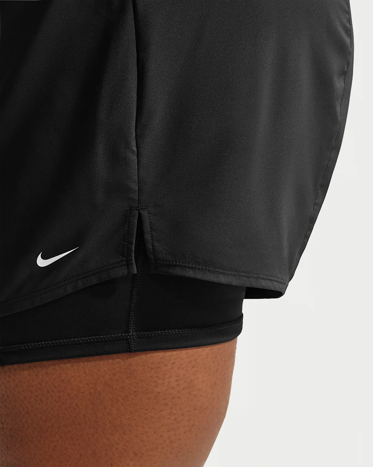 Женские шорты 2-в-1 с высокой посадкой, 3" (плюс размер) Nike Dri-FIT One, Black/White — фото 3