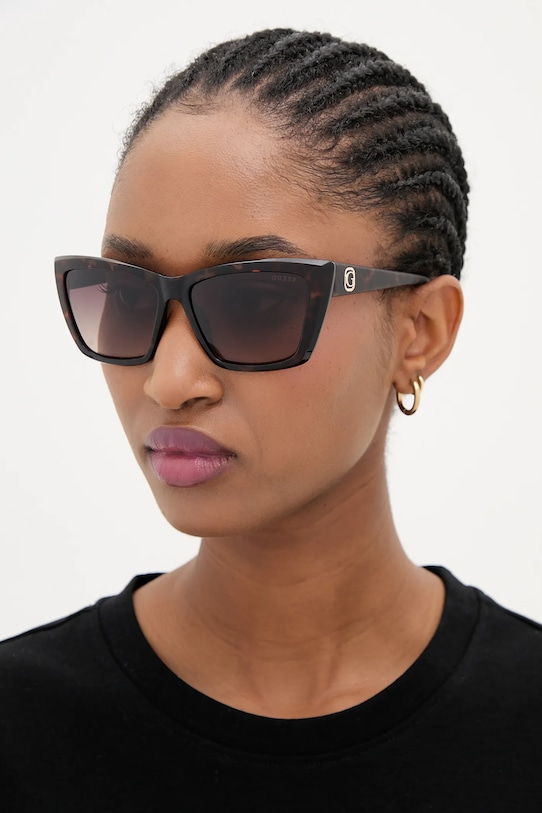 

Солнцезащитные очки Guess, коричневый