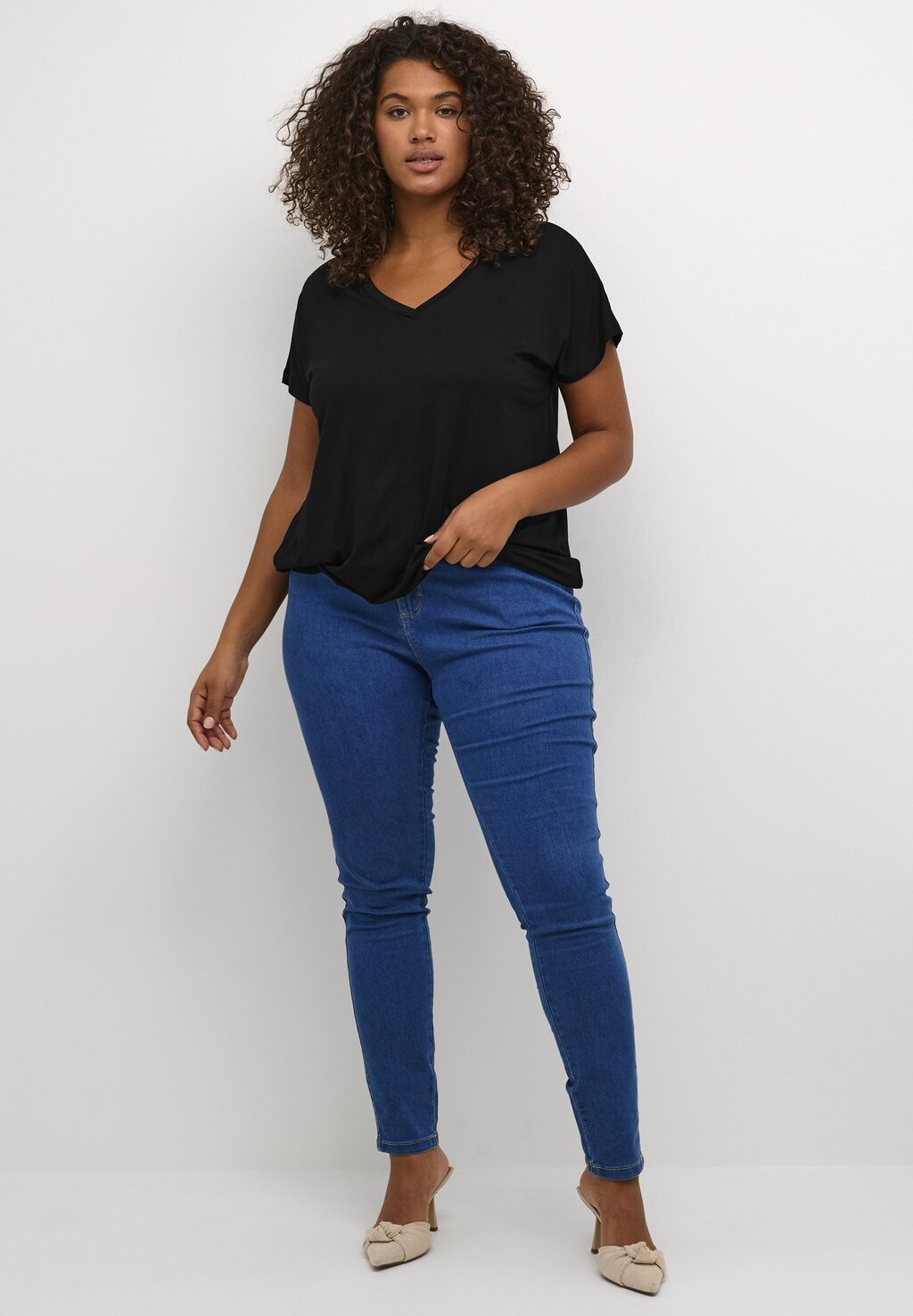 

Базовая футболка JENA V-NECK Kaffe Curve, цвет Mottled Black