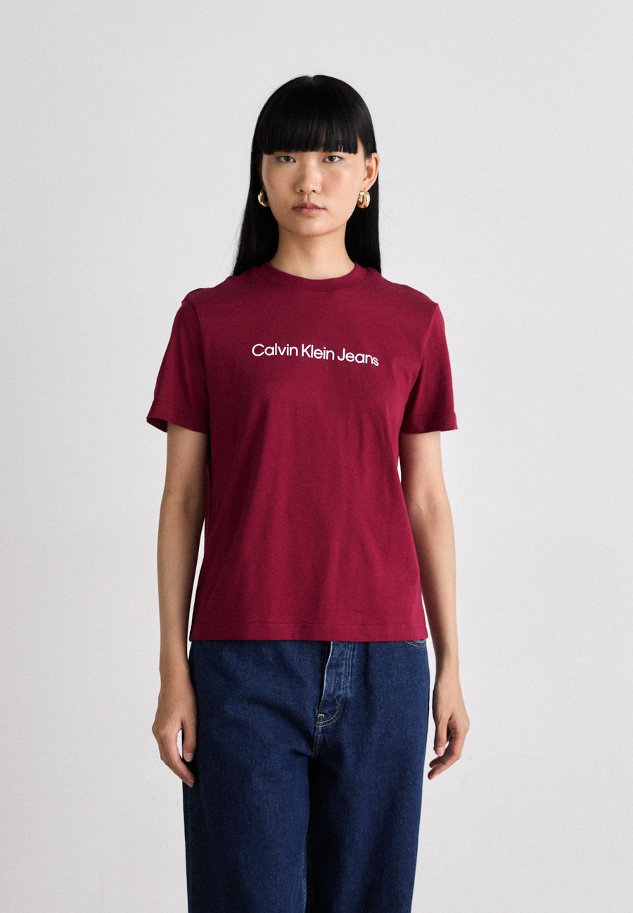 

Футболка Calvin Klein Jeans LOGO CLASSIC TEE, Magenta Jewel/Red